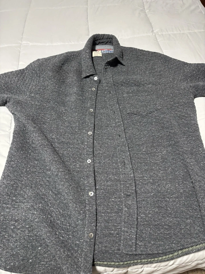 Franela 2XL usada pero nunca se ha usado sin etiquetas, así que no puedo devolver”. $90 Foto 2 de 2