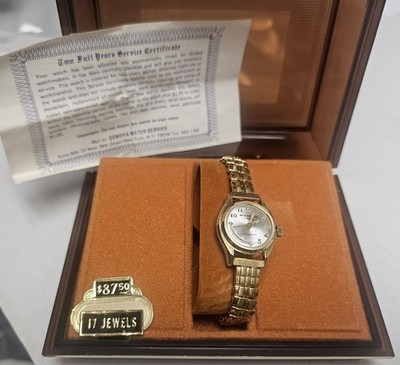 Women's Internationale 17 Jewels Gold Tone NEW NOS Working in Original Box