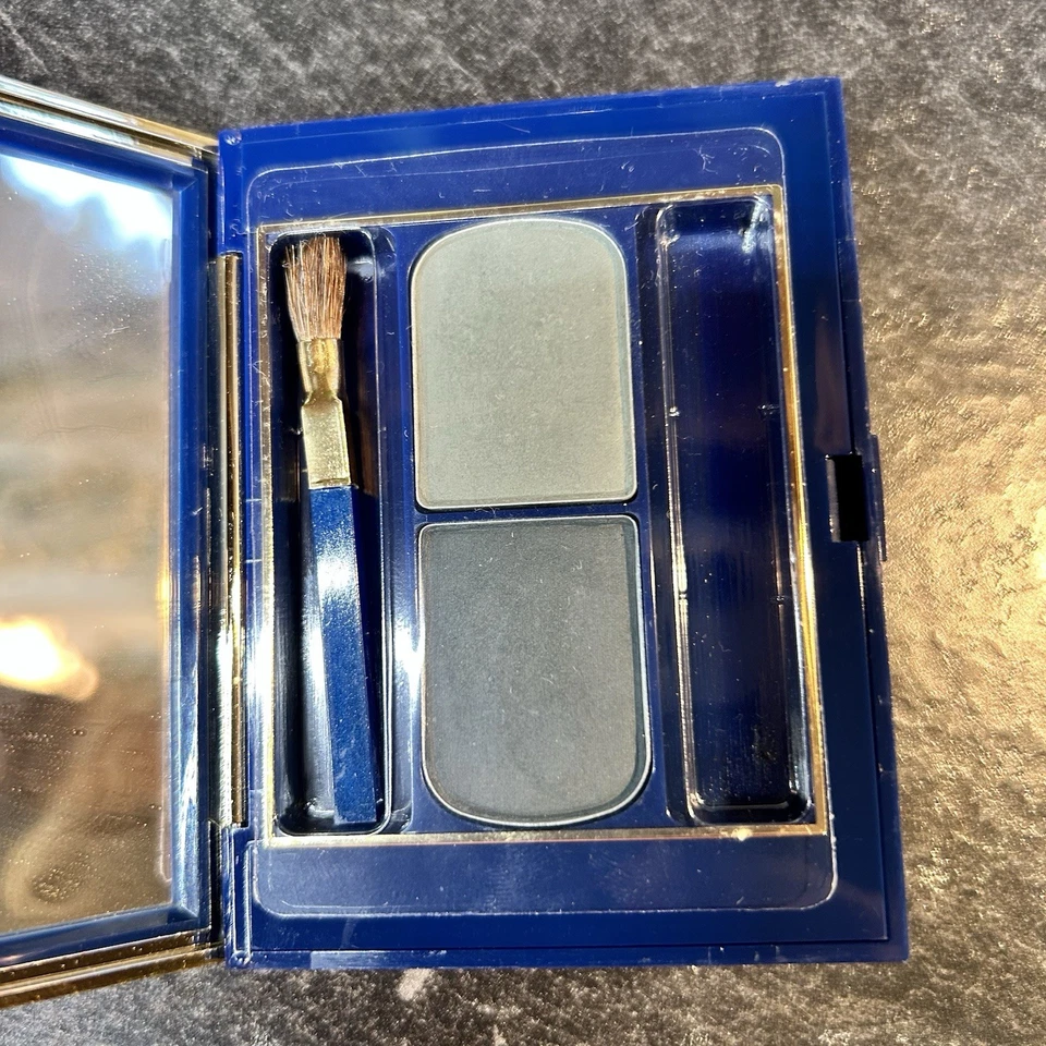 Sombra de ojos Alexandra de Markoff Outlasting Duet Nilo verde y ciprés Foto 3 de 4