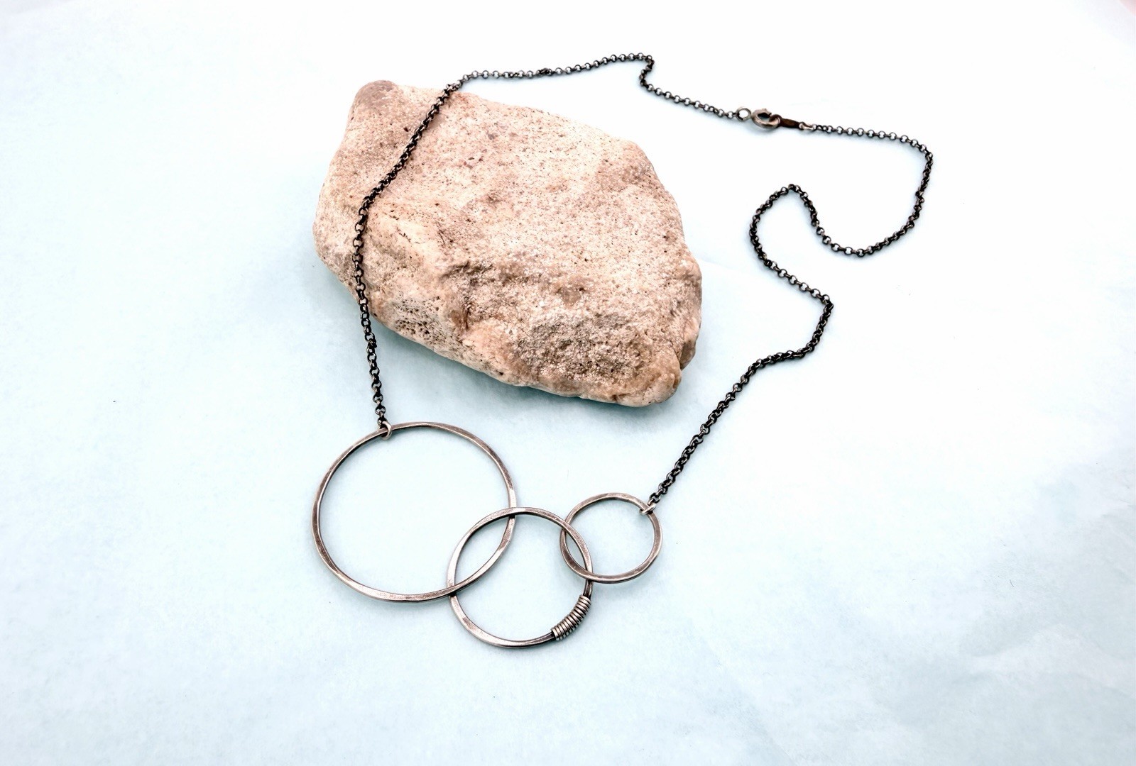 Artisan Interlocking Hammered Circles Pendant Nec… - image 1