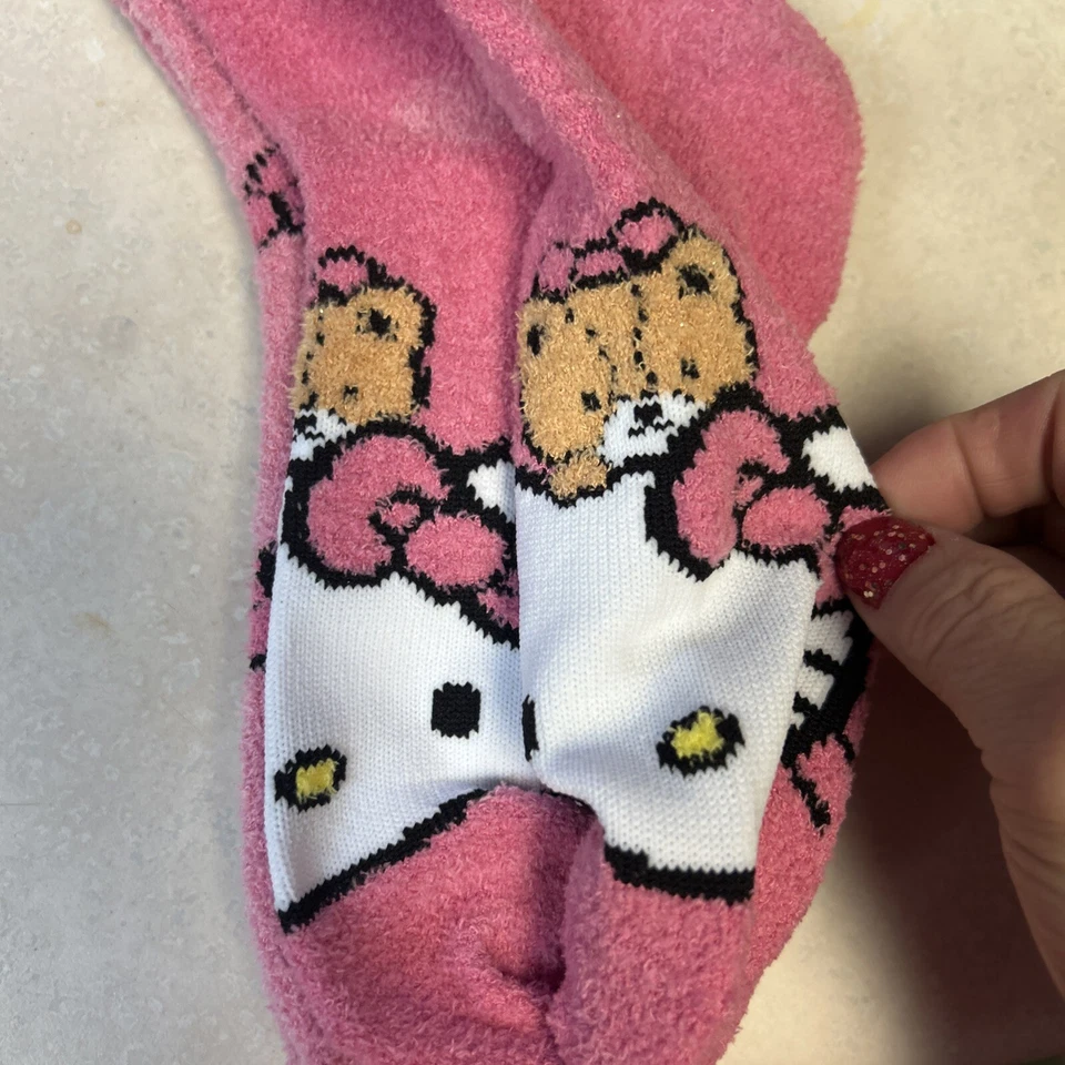 Nuevo Sanrio Hello Kitty Rosa Difuso Acogedor Calcetines Paquete de 2 Talla 4-10 Arcos Melodía Corazón Foto 3 de 4