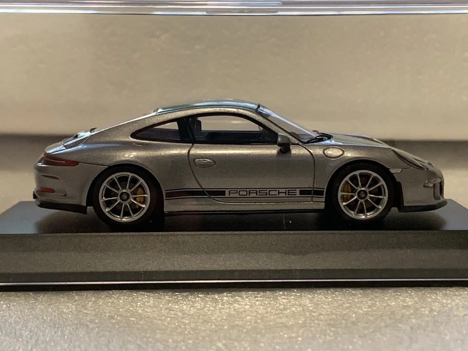 Porsche 911 R (991) 2016 Silver/ Green Stripes Spark 1:43 Ultra Rare! - Image 2 of 4