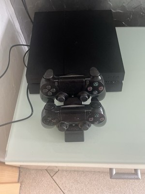 Sony PlayStation 4 mit Controller