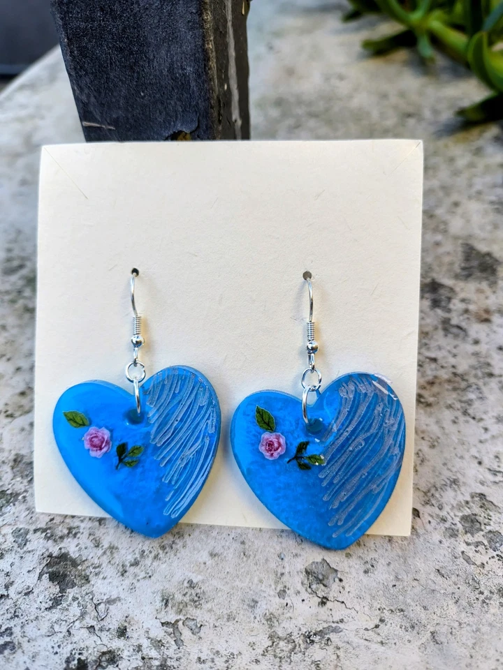 Orecchini pendenti cuore azzurri con roselline in resina e gancio in argento 925 - Immagine 2 di 2