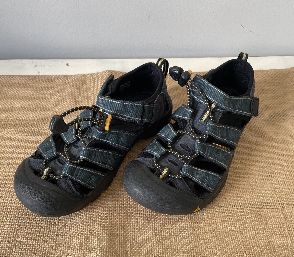 Sandali impermeabili Keen bambini taglia 2 acqua e blu escursionismo scarpe da acqua sportive in perfette condizioni