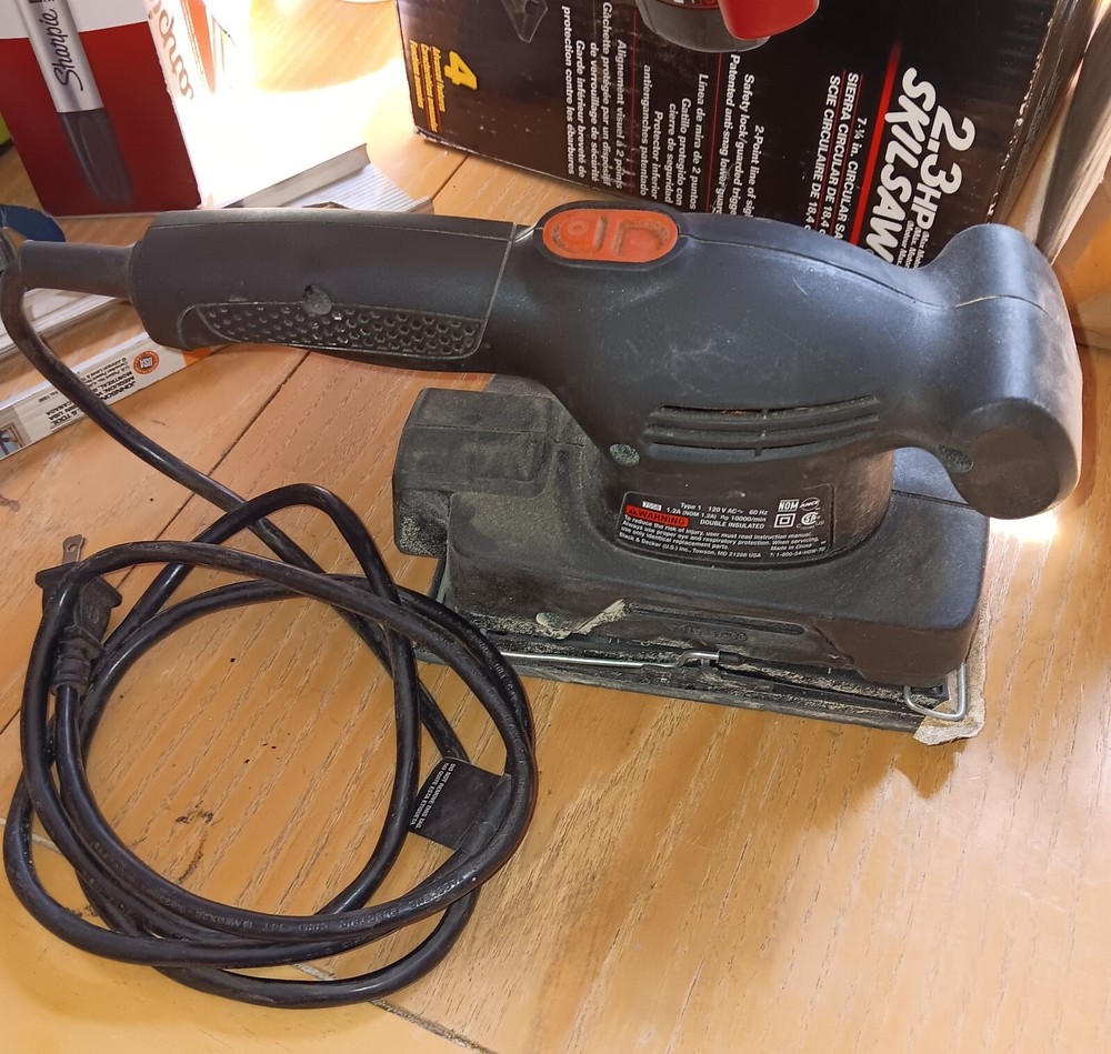 BLACK & DECKER POWER HAND SANDER, Model No. 7558, WORKS GREAT!