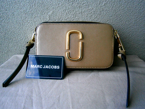NEW THE MARC JACOBS THE SNAPSHOT CAMERA SAFFIANO LEATHER BAG.