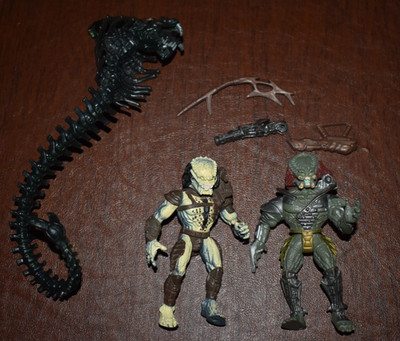 1990'S VINTAGE PREDATOR ALIEN ACTION FIGURE LOT W / ACCESSORIES (G)