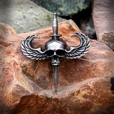 Geflügelter Totenkopf mit Dolch Weißmetall Zinn Pin Anstecker