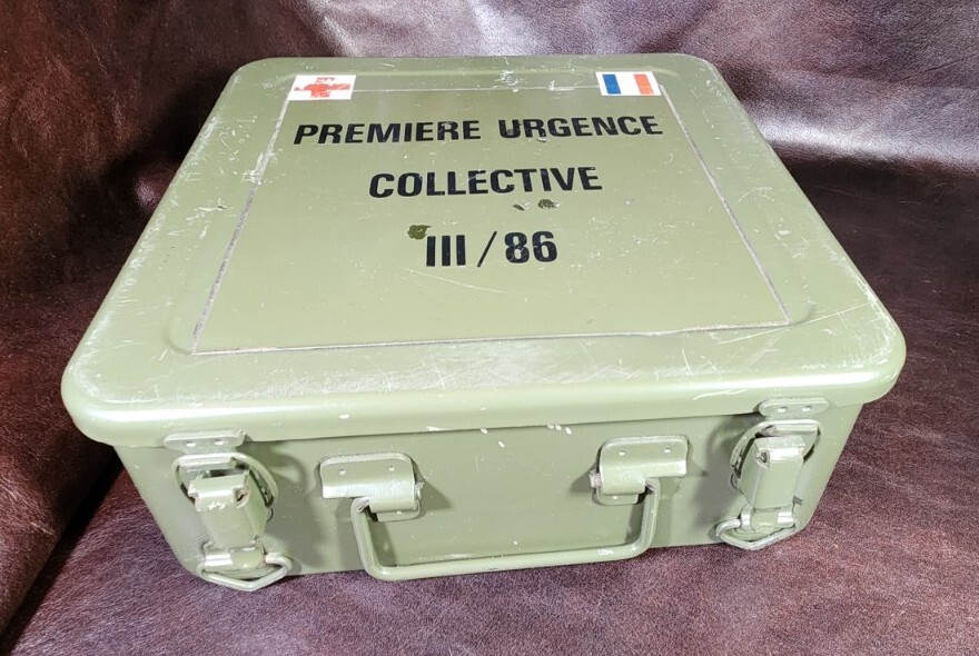 Vintage French Field Medical Kit/Première Urgence Collective, Case