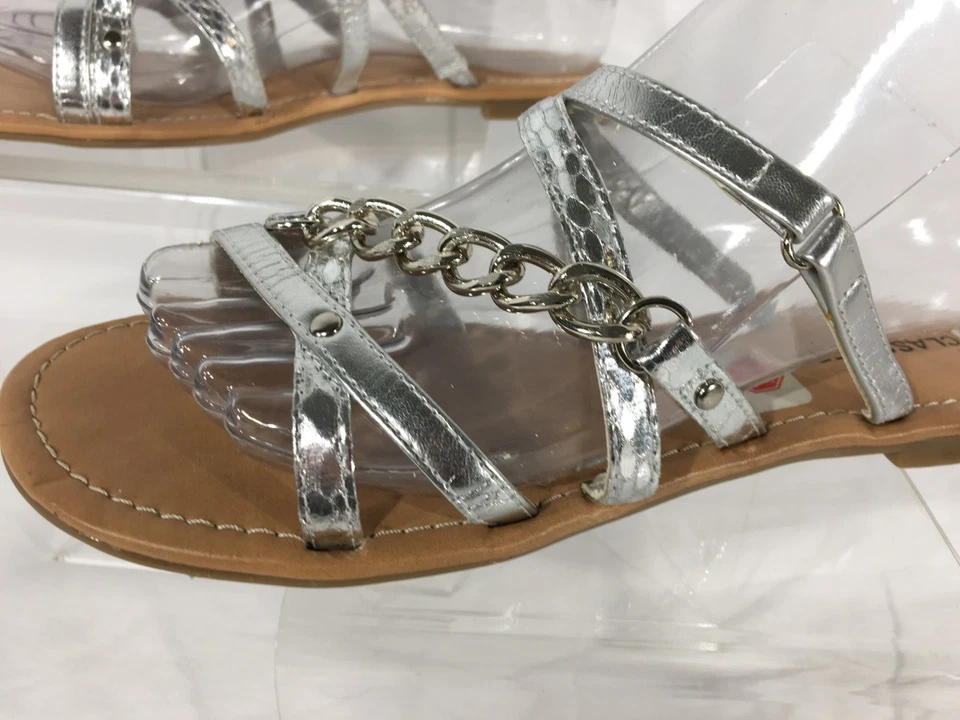 Sandalia encadenada con correa plana punta abierta para mujer clasificada plateada talla 7 M Foto 2 de 4