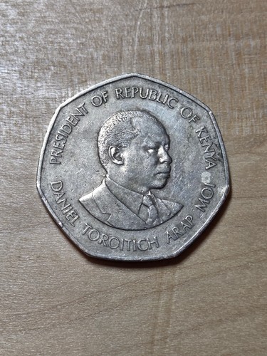 Kenya 5 Shillings coin, 1985. KM# 23, copper-nickel. Heptagon shape. - Picture 2 of 4