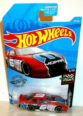 2019 HOT WHEELS 1:64 HW RACE DAY 5/10 RED DODGE CHARGER STOCK CAR #76/250