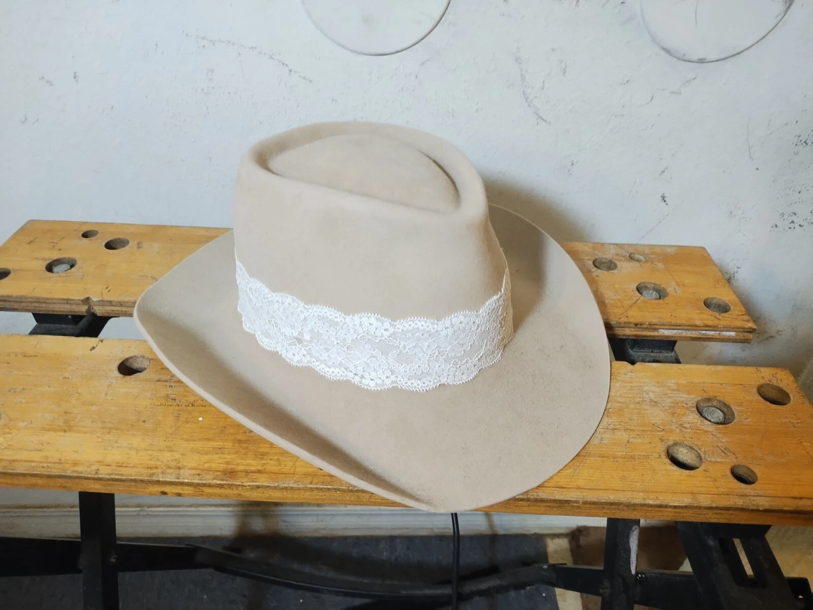 Women's Wrangler Genuine SheepSkin 5x Beaver Cowgirl Hat w/ Lace Bow Size 7 *EUC