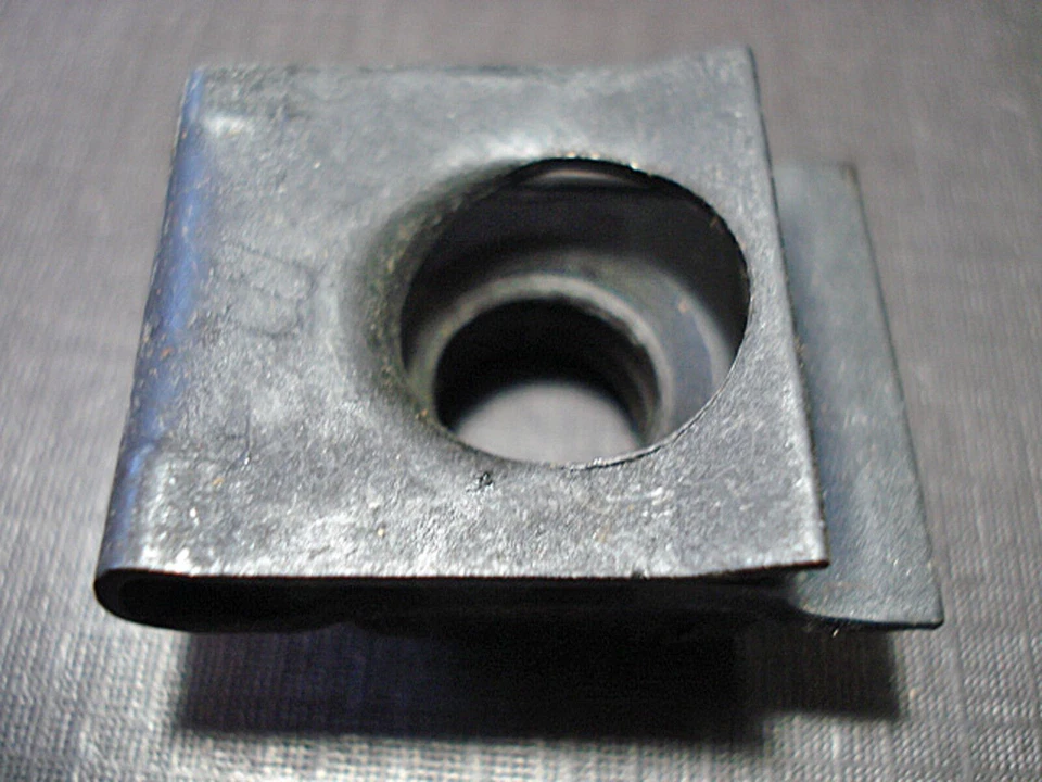 2 piezas 1969 1970 Pontiac Grand Prix parachoques delantero 7/16-14 tuercas "J" NORS 3779976 Foto 2 de 4