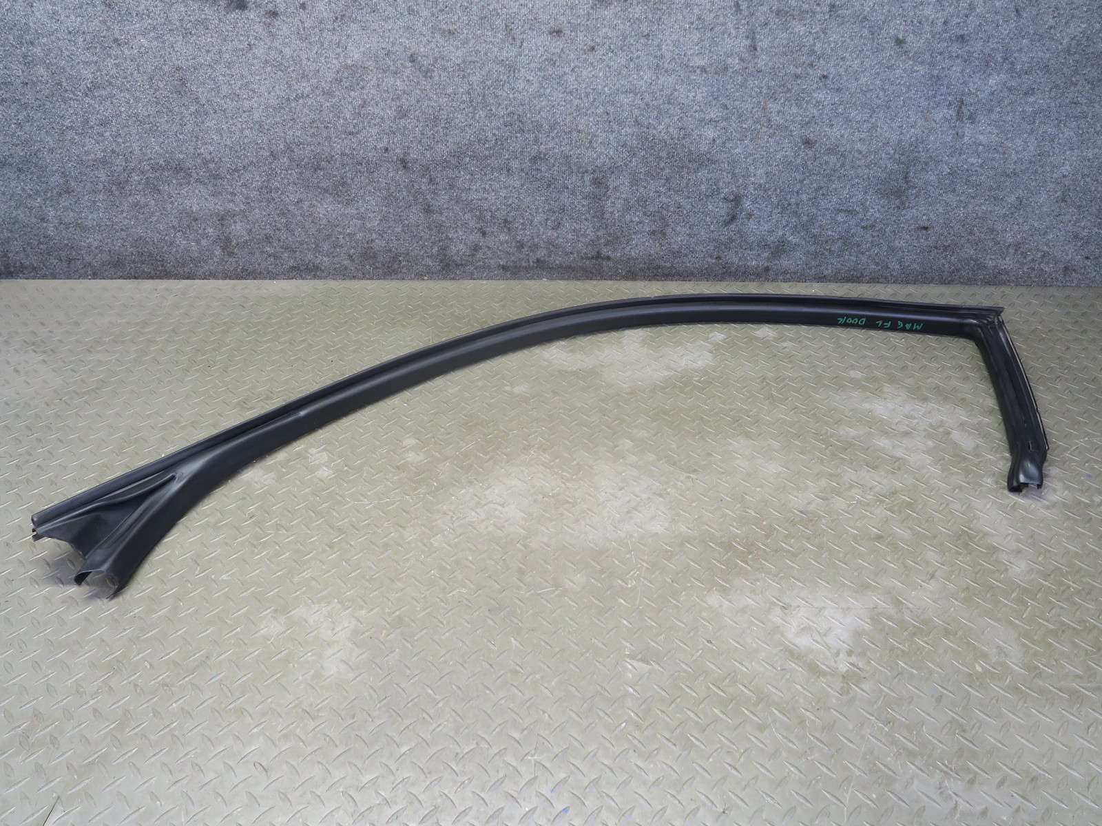 08-19 MASERATI GRANTURISMO M145 LEFT DOOR UPPER WEATHERSTRIP RUBBER SEAL GASKET