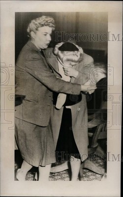 1948 Press Photo Elizabeth Bernhardt Crying in Philadelphia Court After Verdict