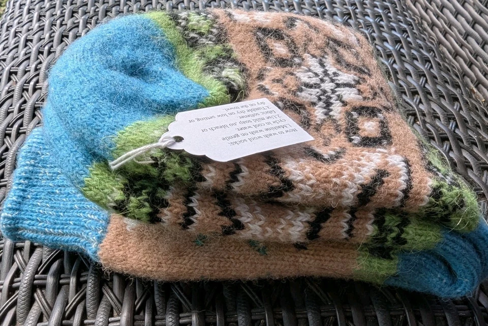 Women's socks, size 10 , 100% Sheep's Wool , Chunky & Warm ,bird, Parrot, - Image 2 of 4