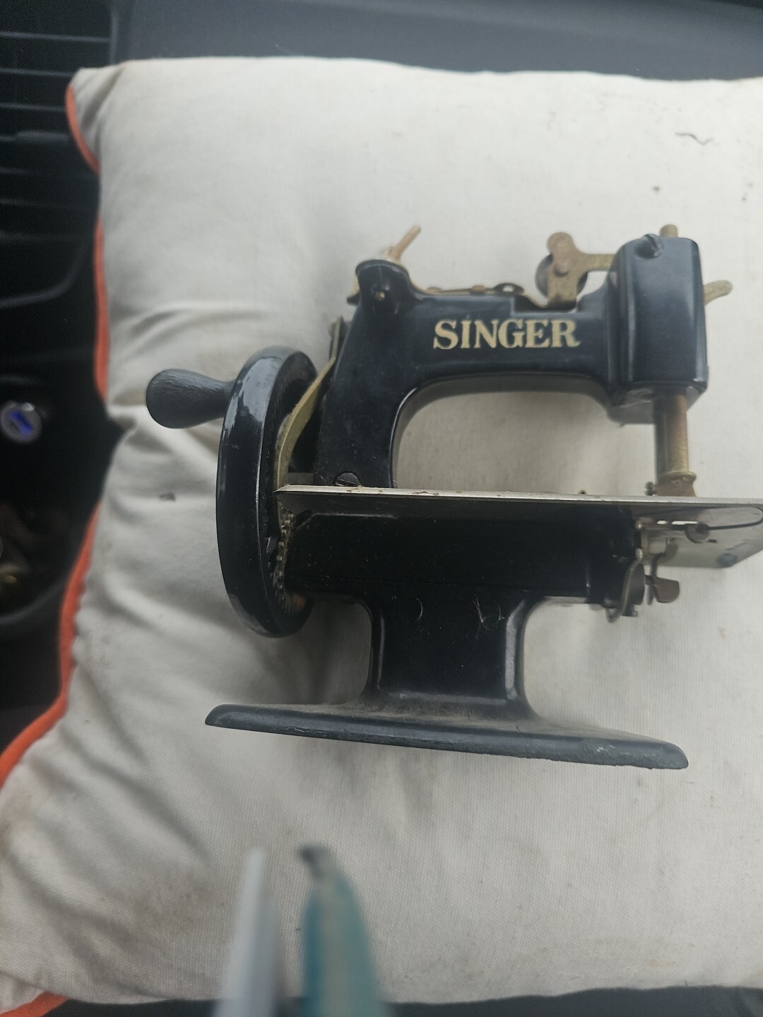 Antique/Vintage Singer Mini Sewing Machine Salesman Sample Childs Toy