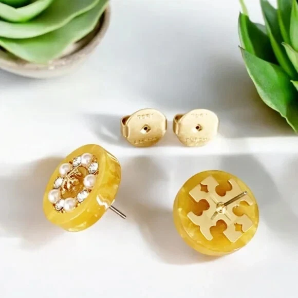 Pendientes de botón pequeños Tory Burch Roxanne en amarillo. Foto 3 de 4