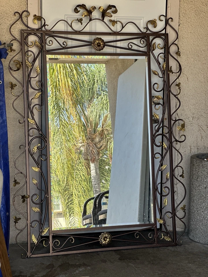 Espejo de vidrio biselado con marco de hierro forjado Foto 3 de 3