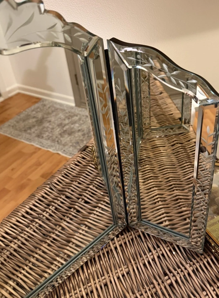 Mesa de tocador veneciana victoriana ornamentada grabada con espejo biselada colgante Foto 3 de 4