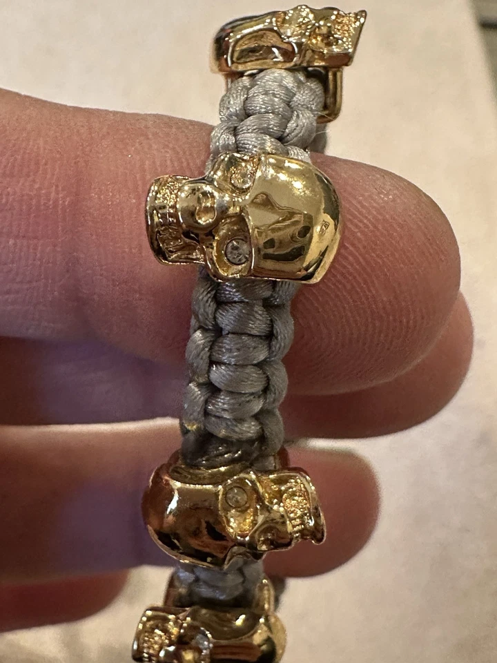 Brazalete Vince Camuto Tour Of Duty Gris Macramé Tejido 5 Calaveras Tono Dorado Foto 2 de 3