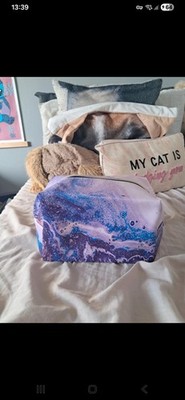 Lila Hautpflege Reisetasche