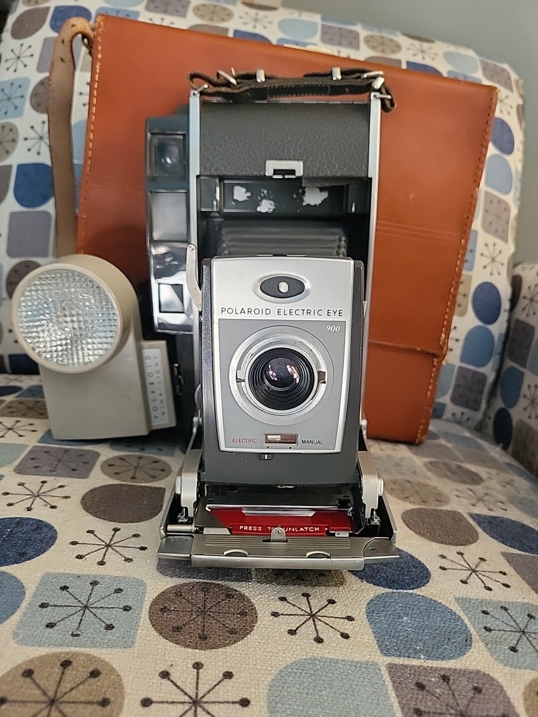 POLAROID Model 900 Electric Eye Land Camera w/Leather Case