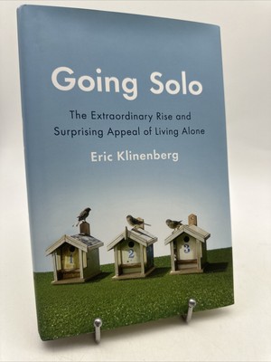 Going Solo : The Extraordinary Rise and Surprising Appeal of Living Alone HC