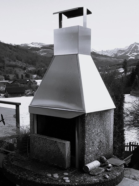 Garten Cheminee mit schönem Chromstahl Hut