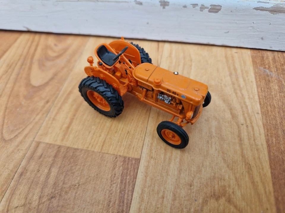 HACHETTE UNIVERSAL HOBBIES 1/43 CLASSIC 1952 OM 35/40 R TRACTOR - Image 2 of 3