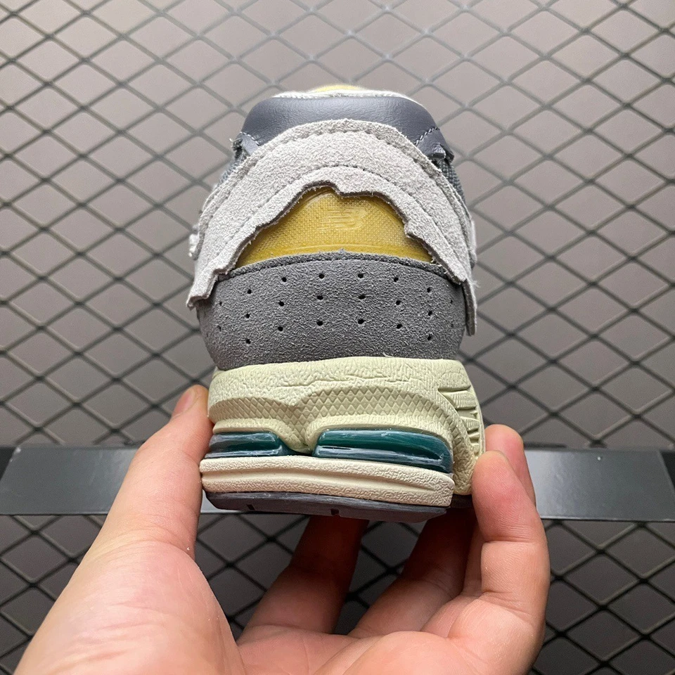 New Balance 2002R Paquete de protección contra nubes de lluvia Zapatos para hombre Talla EE. UU. Foto 3 de 4