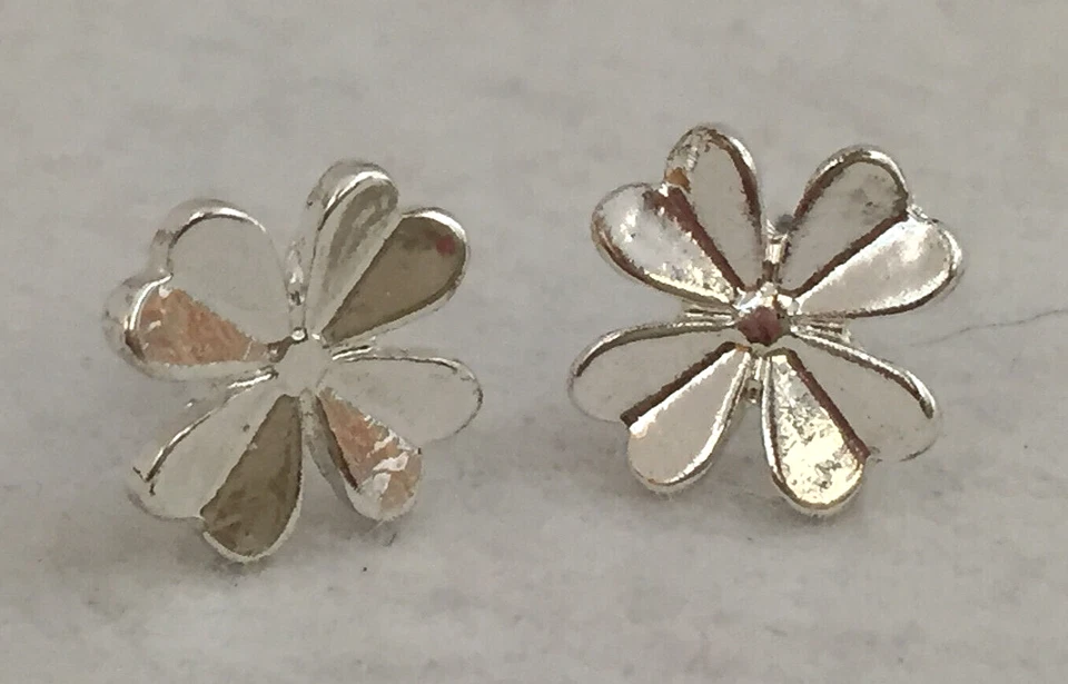 Brincos BCBGeneration Lucky Post flor strass trevo tom prata 3 pares - Imagem 4 de 4