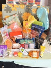 SADOER Floral Multicolor Unisex Self Care Gift Basket Bath Set w/ Hand Cream