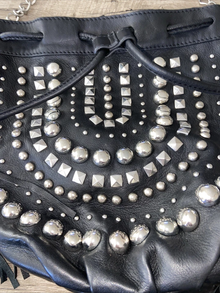 Urban Outfitters Cuero Negro con Tachuelas Plateadas Bolso Cubo Cordón Flecos Cartera Foto 3 de 4