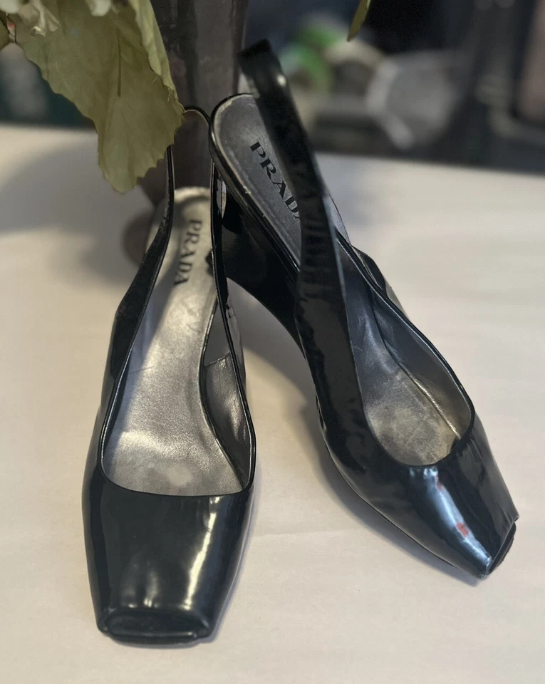 Auténticas cuñas traseras deslizables negras de Prada. Talla 8,5.  Foto 2 de 4