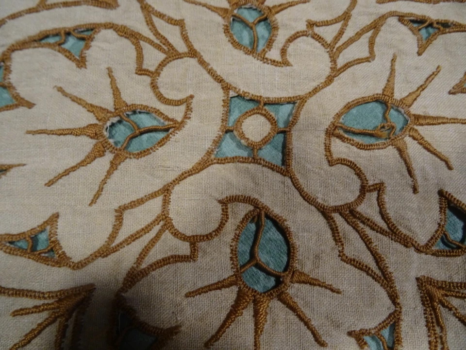 marron broderie richelieu  sur métis nature ==art déco   pour futur rideau  - Photo 2/4