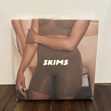 New, SKIMS Seamless Sculpting Short Mid Thigh SH-MTS-103 Clay L/XL New