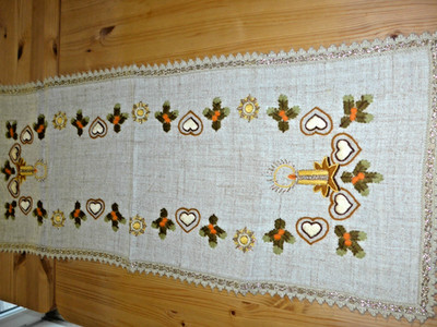 2)  OMAS ZEITEN WEIHNACHTLICHER TISCHLÄUFER  WUNDERSCHÖN BESTICKT ca 100 X 40 cm