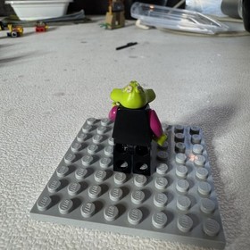 LEGO #7050 (ac002) MINI FIGURE ALIEN QUEST ALIEN PILOT FROM 2011 RETIRED