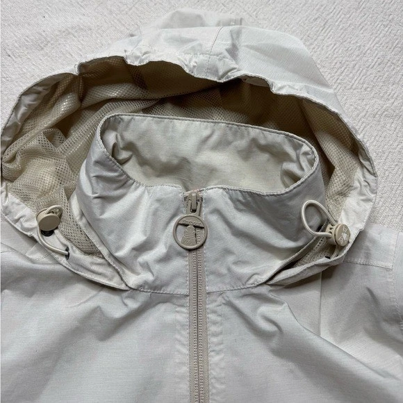 Chaqueta cortavientos Barbour Overland impermeable crema con capucha para mujer 6 M neutra Foto 4 de 4