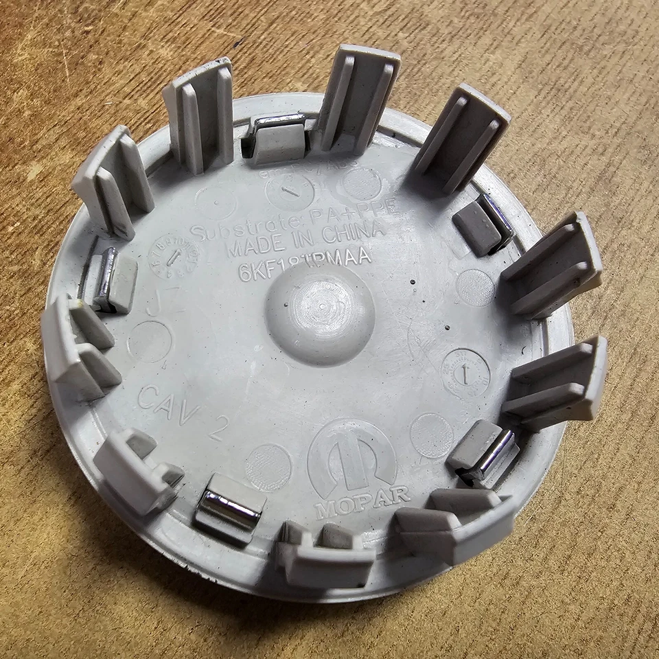 Camión Dodge Ram 1500 2019+ 20"" en llanta cromada tapa central OEM 6KF18TRMAA Foto 2 de 3