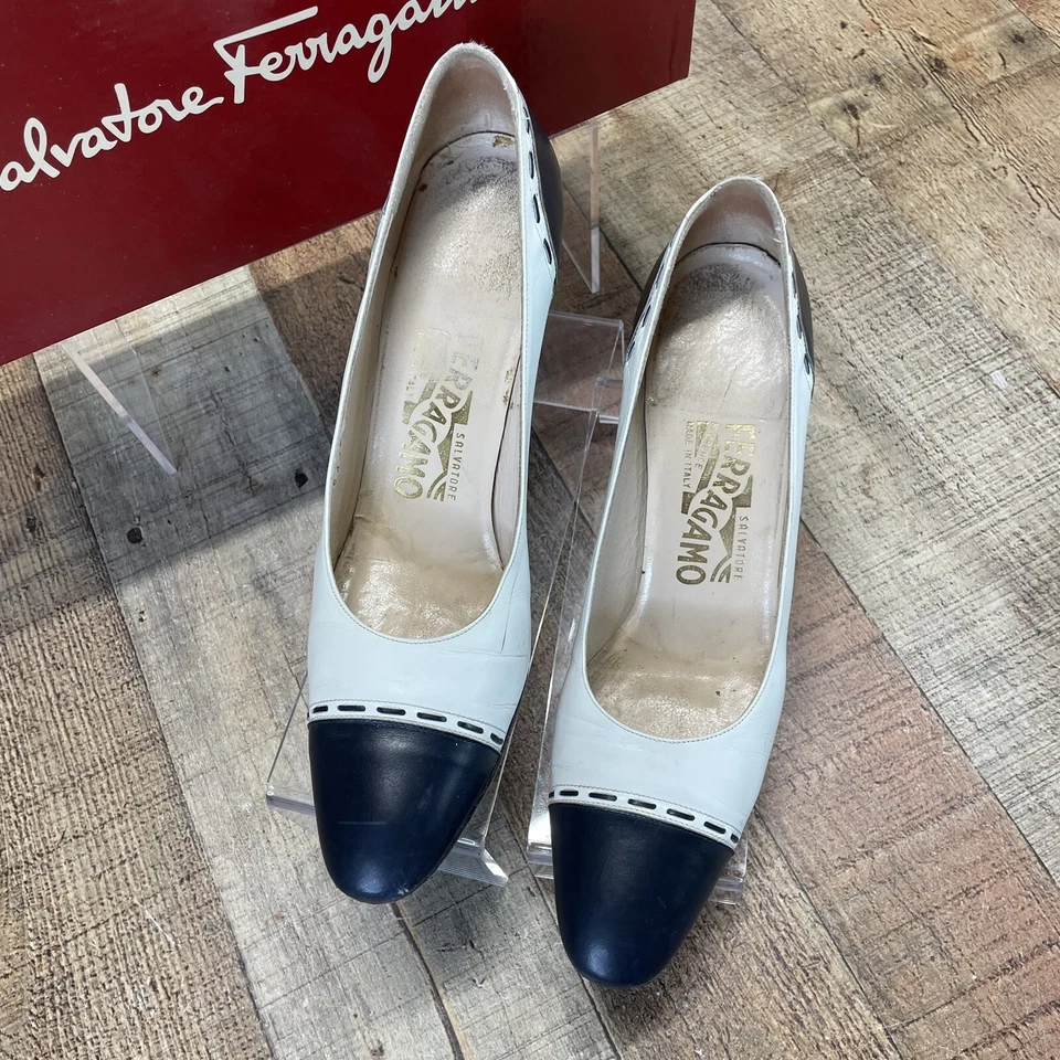Zapatos de salón Salvatore Ferragamo de colección para mujer blancos/azul marino talla 8,5 AAAA ajuste estrecho Foto 2 de 4