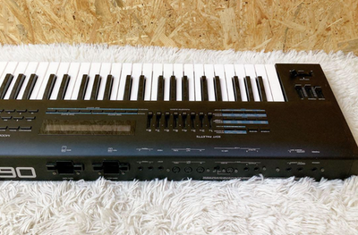 Roland JV-90 EXPANDABLE SYNTHESIZER 76-Key MIDI AC100V 50/60Hz 21W