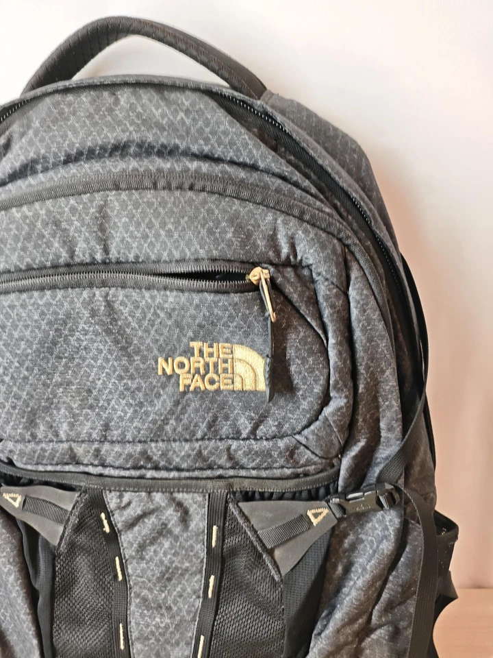 Mochila The North Face TNF Recon preta cinza FlexVent laptop mochila logotipo dourado - Imagem 2 de 4