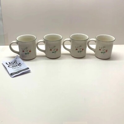 Pfaltzgraff WINTERBERRY 12 Ounce Coffee Hot Chocolate Tea Mugs Christmas set 4