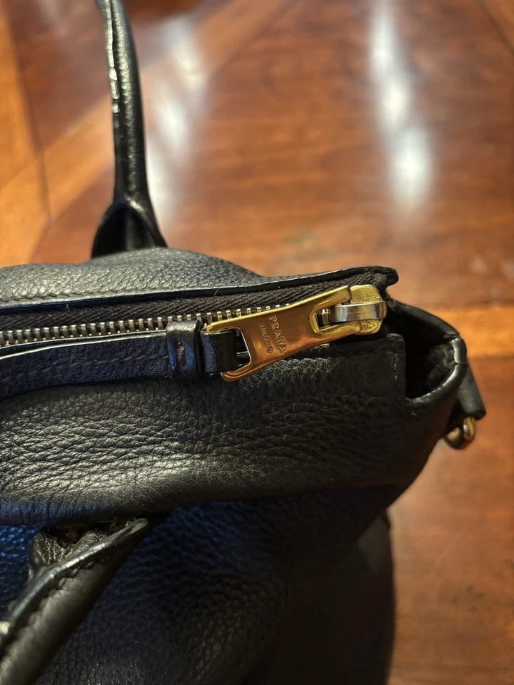 Женская черная кожаная сумка-тоут Prada Vitello Daino - Изображение 4 из 4