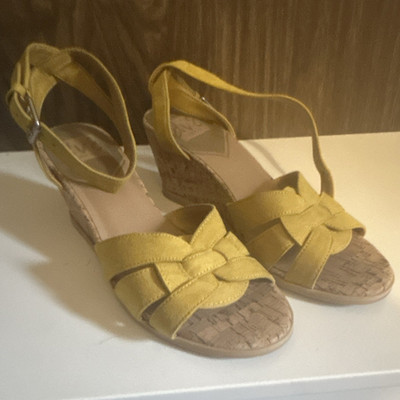 DV8 Women's Yellow Suede Strappy Wedge Sandals Ankle Strap Buckle, 8.5