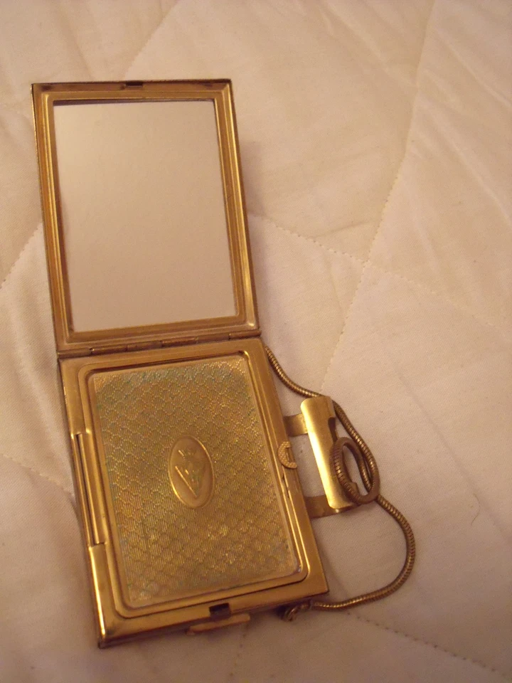 A very good vintage Kigu compact with lipstick holder and cigarette compartment - Image 3 of 4